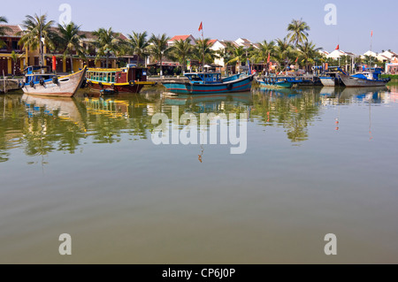 Vista orizzontale delle barche sul gio Bồn estuario del fiume che scorre attraverso il centro di Hoi An Old Town. Foto Stock