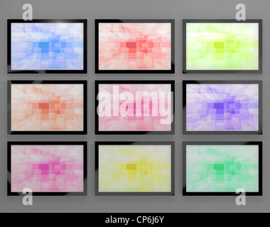 Monitor TV montato a parete in diversi colori che rappresentano i televisori ad alta definizione o HDTV Foto Stock