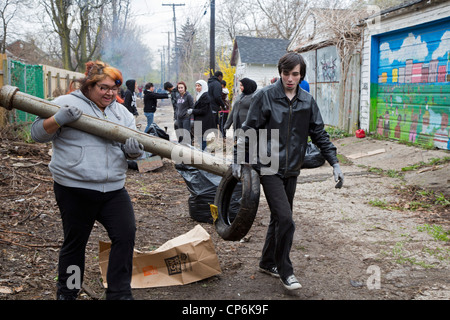 Detroit, Michigan - alta scuola e studente di college volontari nel cestino pulito da un vicolo. Foto Stock