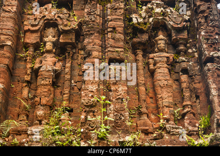 Statue intagliate sulla parete di un edificio storico a mio figlio, Quang Nam provincia, Vietnam Foto Stock