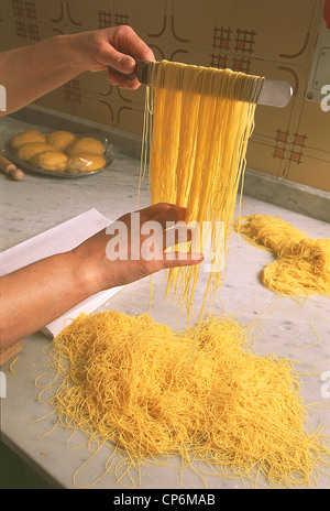 Marche - Campofilone (AP) la pasta Spinosi. Preparazione di Spinosini (pasta fresca) Foto Stock