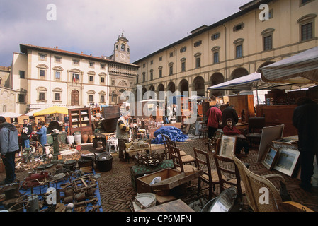 Toscana Arezzo Piazza Grande. Mercato di antiquariato Foto stock