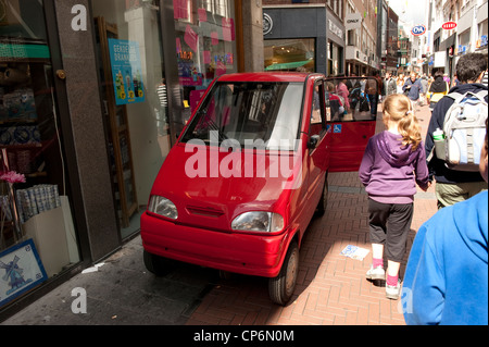 Tiny Mini piccoli disabili su sedia a rotelle auto Amsterdam Olanda Paesi Bassi Europa UE Foto Stock