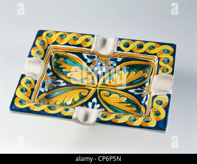 Ceramiche, Italia del XX secolo. Pasacenere pattern rettangolare di foglie di giallo su sfondo verde blu in stile diciottesimo Foto Stock