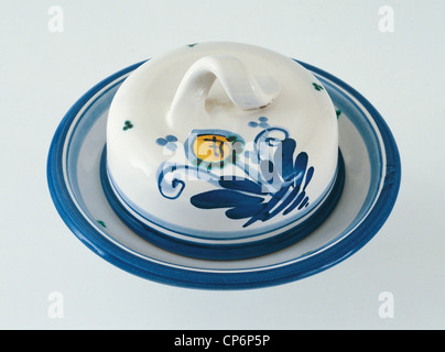 Ceramiche, Italia del XX secolo. Fabbricazione di Caltagirone. Il burro piatto con decorazione blu su sfondo bianco. Foto Stock