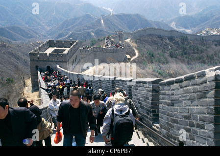 Cina Badaling, vicino a Beijing (Pechino). I turisti sulla sezione della Grande Muraglia della Cina (Wanli Changcheng, Sito del Patrimonio Mondiale da Foto Stock