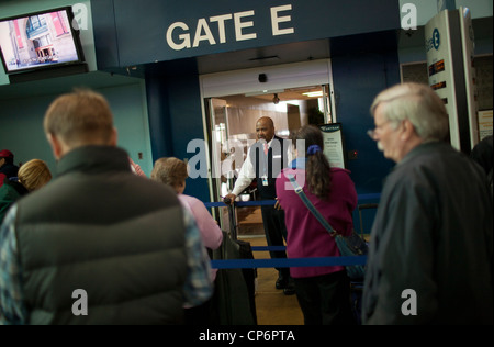 La gente in attesa in linea a Washington, D.C. La Union Station a bordo di un treno Amtrak in viaggio a New York. Foto Stock