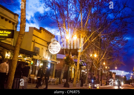 San Jose di San Pedro Square. Centro di gran parte della vita notturna per San Jose è più giovane folla. Foto Stock