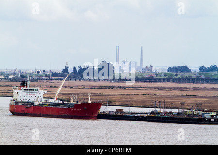 Una nave nel porto di Martinez California con un impianto di potenza elettrico in distanza Foto Stock