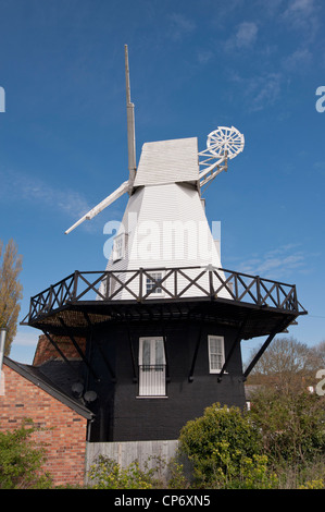 RYE, EAST SUSSEX, Regno Unito - 30 APRILE 2012: Vista esterna del Rye Lodge Hotel in un mulino a vento restaurato Foto Stock