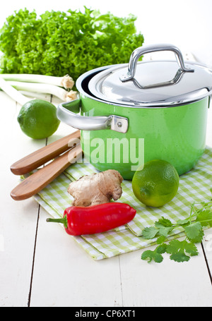 Pot verde con calce, lo zenzero, il coriandolo fresco e peperoncino. Stile asiatico ingredienti per tailandese Tom Yam soup Foto Stock