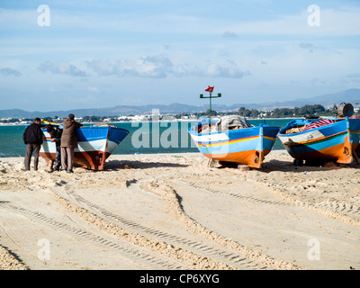 I pescatori e barche sulla spiaggia di Hammamet Foto Stock