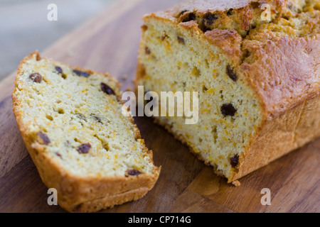 Una fotografia di alcuni appena sfornato la torta di frutta Foto Stock