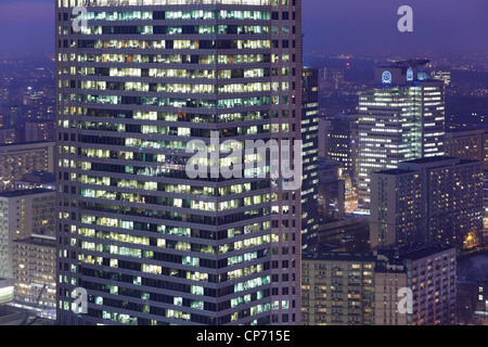 Il Bank Austria ente creditizio e panorama di Varsavia in serata, Polonia Foto Stock