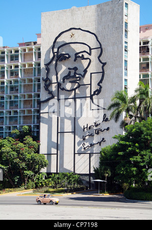 Edificio del Ministero degli interni con un ritratto di Che Guevara, Havana, Cuba Foto Stock