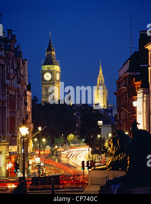 Guardando verso il basso Whitehall da Trafalgar Square, con il Big Ben e il Parlamento al di là. Londra, Inghilterra Foto Stock