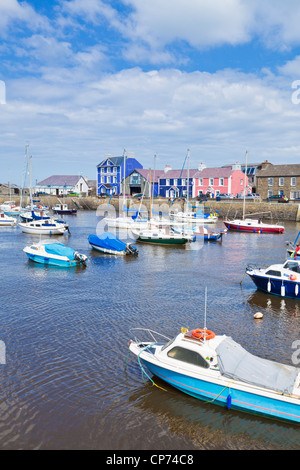 Yacht e piccole barche nel porto di Aberaeron Galles Centrale costa Ceredigion REGNO UNITO GB EU Europe Foto Stock