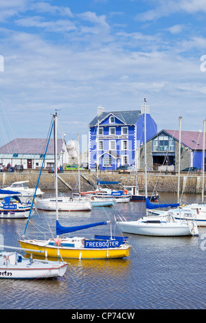 Yacht e piccole barche nel porto di Aberaeron Galles Centrale costa Ceredigion REGNO UNITO GB EU Europe Foto Stock