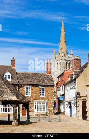 Oakham town Buttercross piazza del mercato e il campanile della Chiesa di tutti i santi a Rutland England Regno Unito GB EU Europe Foto Stock