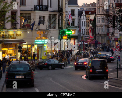 Tramonto nel centro di Bruxelles con molte persone, snackbars, e pochi taxi. Foto Stock