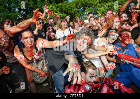 Gli zombie in NYC Zombie Crawl, 30 maggio 2010. New York City, NY, STATI UNITI D'AMERICA. Foto Stock