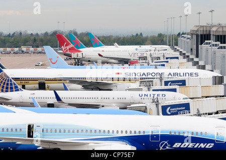 Long-haul aeroplani in attesa su stand presso l'aeroporto di Manchester Foto Stock