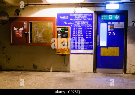 Pagare dalla stazione di Preston Stazione Bus parcheggio auto Foto Stock