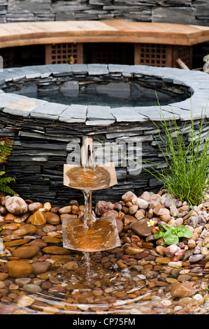 Caratteristica dell'acqua nel "rigenerazione" mostra giardino alla 2012 RHS mostrano Cardiff Foto Stock