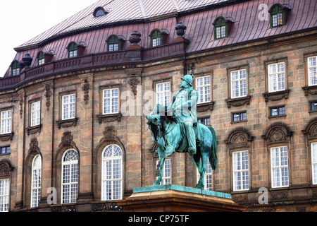 La statua del re Cristiano IV si erge con orgoglio nel suo splendore al di fuori del palazzo di Christiansborg a Copenaghen in Danimarca Foto Stock