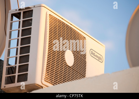 TV satellitare piatti e un impianto di climatizzazione su un tetto di casa a Marrakech, in Marocco, in Nord Africa. Foto Stock