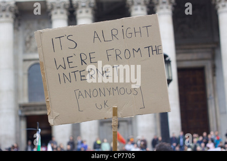 Lettura della targhetta "È bene siamo da internet, anonimo UK " fuori St.Pauls Cathedral durante occupare LSX, London, 2012 Foto Stock