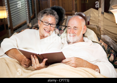 Coppia senior recita insieme al momento di coricarsi, nella loro casa a motore. Foto Stock