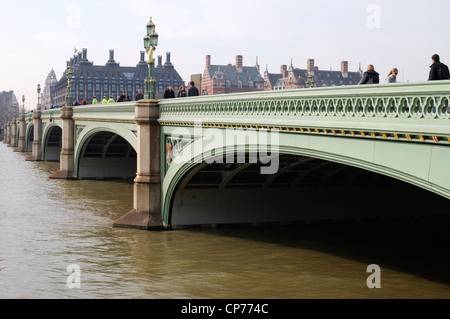 Westminster Bridge sul fiume Tamigi con la folla di gente. Londra. Inghilterra Foto Stock