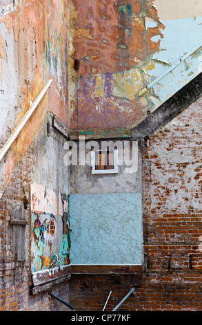 Le pareti interne e la struttura dello storico teatro unico sono esposte in parziale degrado, Salida, Colorado, STATI UNITI D'AMERICA Foto Stock