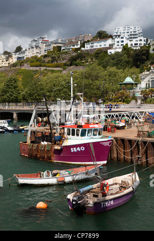 Regno Unito, Inghilterra, Devon, Torquay, porto di barche da pesca ormeggiate al Beacon Quay Foto Stock