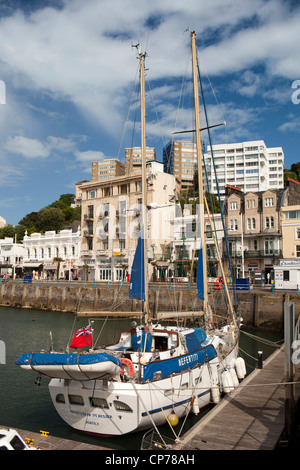 Regno Unito, Inghilterra, Devon, Torquay, Porto, Jersey registrato Nefertiti yacht ormeggiati alla banchina di faro rotante Foto Stock