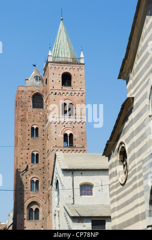 La Cattedrale di San Michele Arcangelo nella città italiana di Albenga, Liguria. Foto Stock