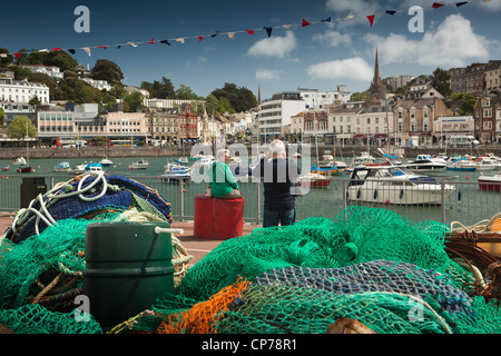 Regno Unito, Inghilterra, Devon, Torquay, giovane prendendo foto ricordo affacciato sul porto interno Foto Stock