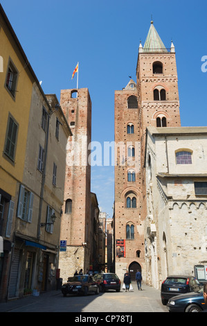 La città italiana di Albenga, Liguria - L'edificio sulla destra è la Cattedrale di San Michele Arcangelo. Foto Stock