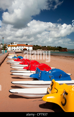 Regno Unito, Inghilterra, Devon, Torquay, Goodrington Sands Beach line di coloratissimi pedalò in attesa di Barche per Noleggio Foto Stock