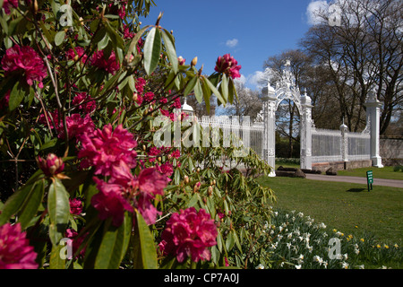 Cholmondeley Castle Gardens. Vista la molla del xviii secolo Il Grade II* elencati Robert Bakewell gates a Cholmondeley Castle. Foto Stock