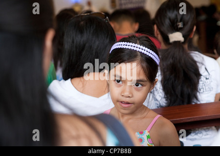 Città Lapu-Lapu, Filippine, 26/02/2012: 200-300 bambini battezzati in un solo 3 ore di cerimonia alla Mactan Air Base cappella. Foto Stock