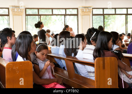 Città Lapu-Lapu, Filippine, 26/02/2012: 200-300 bambini battezzati in un solo 3 ore di cerimonia alla Mactan Air Base cappella. Foto Stock