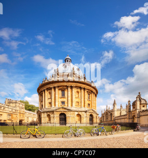 La Radcliffe Camera fu costruito in stile palladiano, tra 1737 e 1749 per alloggiare la Radcliffe Science Library di Oxford,