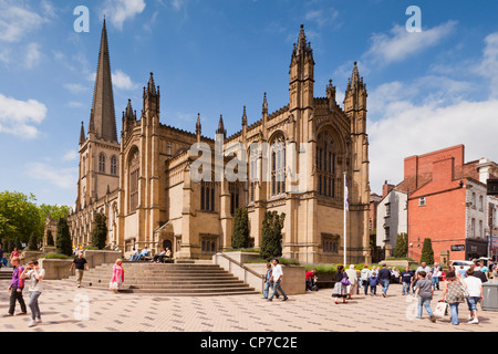 La cattedrale nel centro di Wakefield, West Yorkshire, Inghilterra in una giornata di sole. Foto Stock
