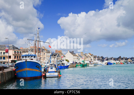 Barche da pesca legato fino al molo presso Saint Vaast La Hougue, Normandia, Francia, in un bel pomeriggio di estate Foto Stock