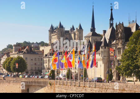 La città di Saumur sulle rive della Loira, Francia Foto Stock