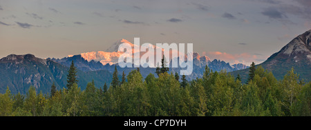 Sunrise alpenglow illumina il Monte McKinley e alci's Tooth, visto dal Veterans Memorial nel Denali State Park, Alaska Foto Stock