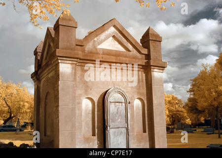 Tomba nel cimitero di Calvert. Calvert, Texas - sparato a infrarossi Foto Stock