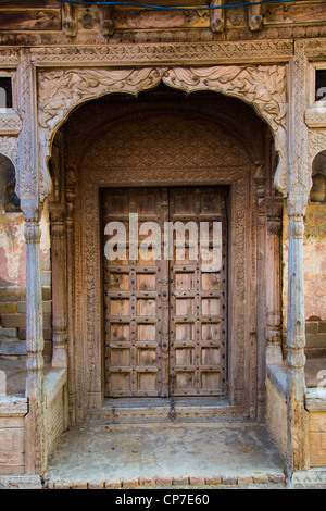 Tradizionale in legno intagliato in ingresso Rhotas Fort, Provincia del Punjab, Pakistan Foto Stock